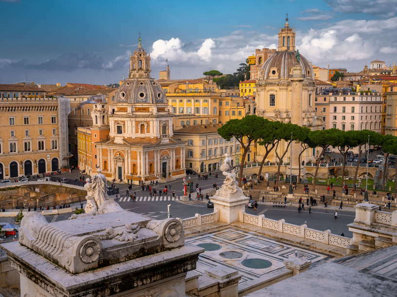 Вид на площадь Венеции с монумента Витториано в Риме. Фото Mike Kire