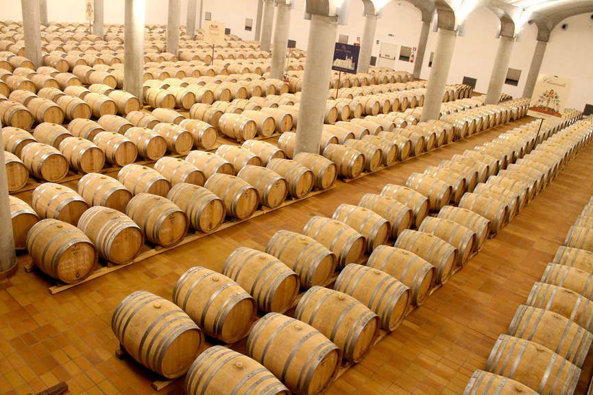Подвалы для выдержки вина на винодельне Доннафугата на Сицилии в Италии.