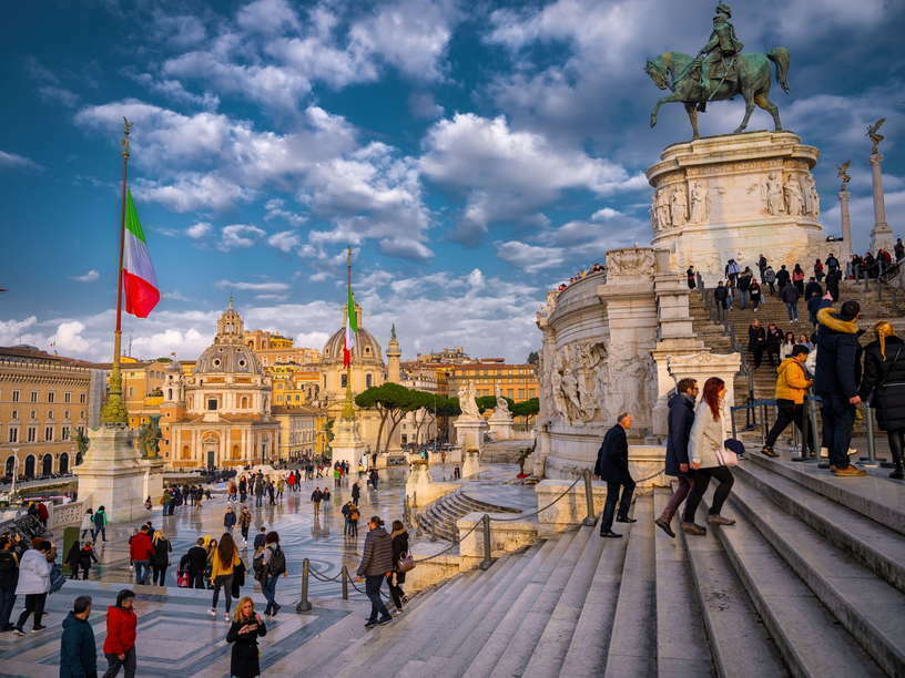 Главный монумент Италии, у которого проходят все государственные праздники Витториано и площадь Венеции в Римпе. Фото Mike Kire.
