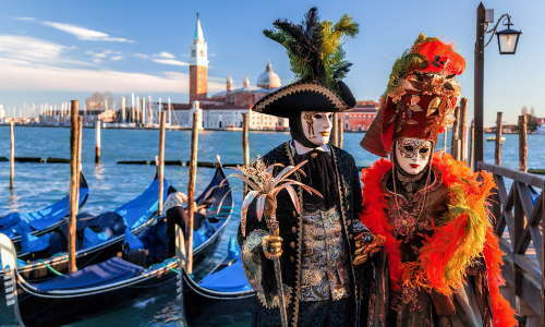 Маски на карнавале в Венеции в Италии.