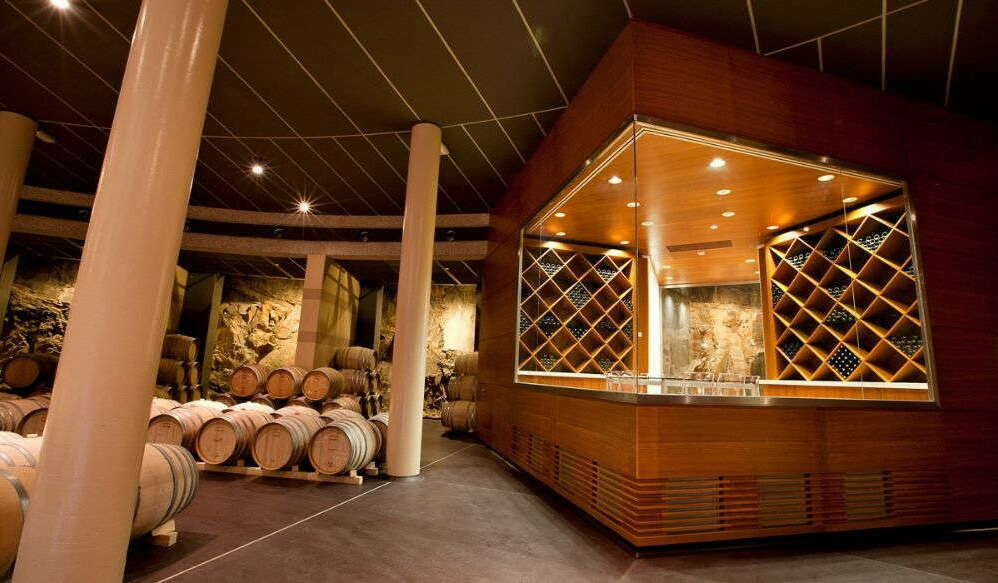 Подвал для хранения и выдержки вина на винодельне Ла Мортелла в Италии.