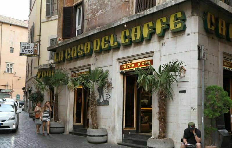Римская кофейня  у пантеона Tazza D'Oro с самым вкусным в Риме каппучино.