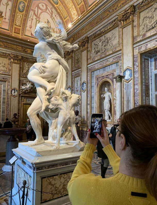 Скульптура "Похищение Просерпины" в галерее Боргезе в Риме.