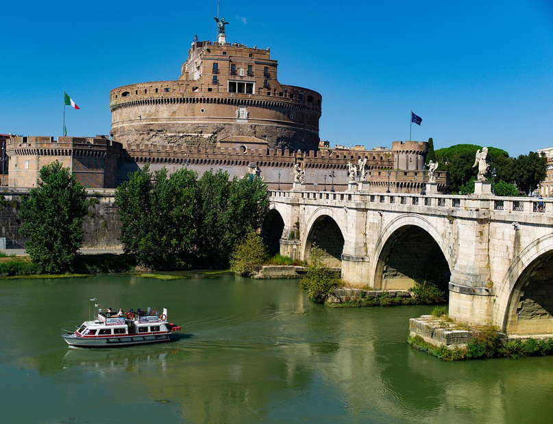 Вид на Тибр, Замок Святого Ангела и мост Ангелов в Риме. Фото Mike Kire.