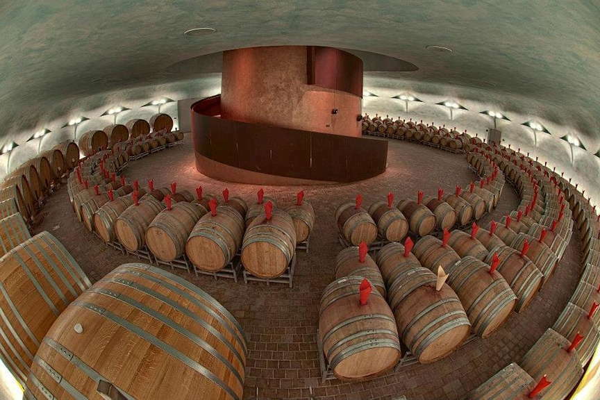 Подвал для выдержки вина на винодельческом хозяйстве Тенута Кастельбуоно (Умбрия) в Италии.