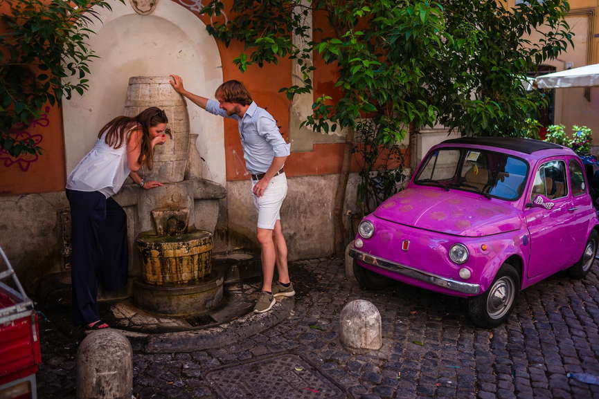Питьевая вода в фонтанчиках Рима спасает от летней жары и жажады. Фото Mike Kire.