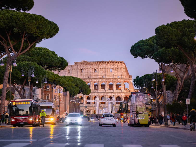 Колизей и Виа Фуори Империали в Риме. Фото Mike Kire.