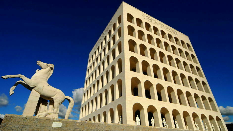 "Квадратный Колизей" постоен по желанию Муссолини в Риме.