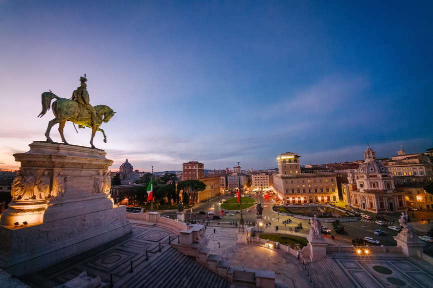 Площадь Венеции в Риме, вид на город с памятника Витториано. Фото Mike Kire.