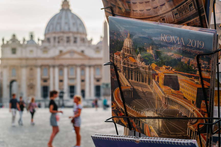 На площади Святого Петра в Ватикане можно купить сувениры из Ватикана. Фото Mike Kire.