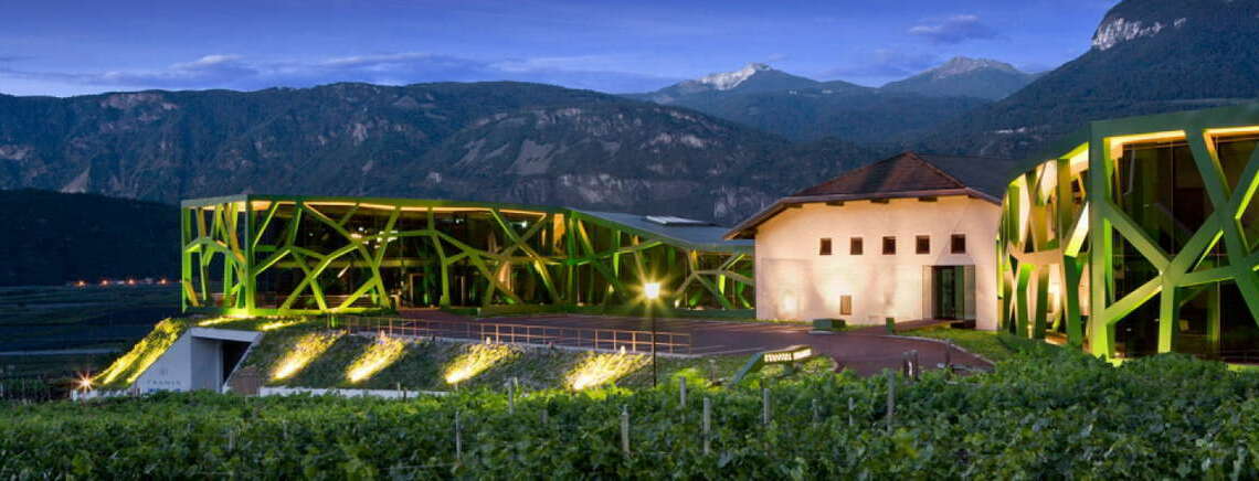 Дизайнерские конструкции винодельни Трамин в Италии.