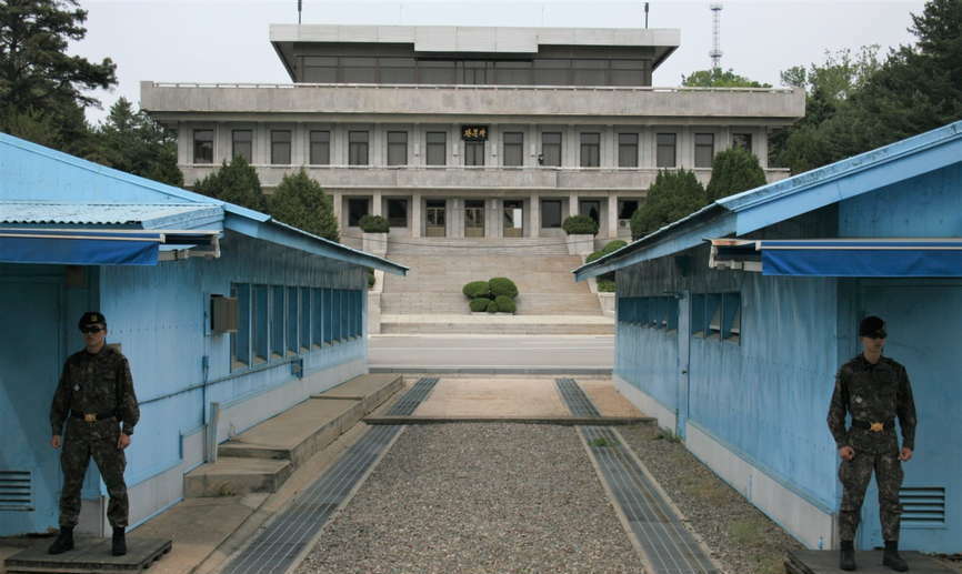 Граница между Северной Кореей и Южной Кореей. Со стороны Южной Кореи гравий на земле, со стороны Северной Кореи асфальт.