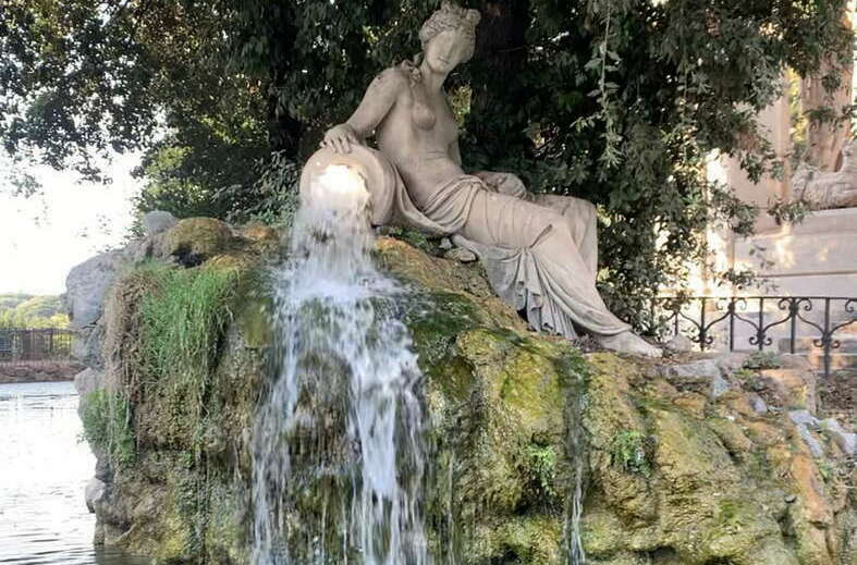 Озеро с утками и фонтан на Вилле Боргезе в Риме.