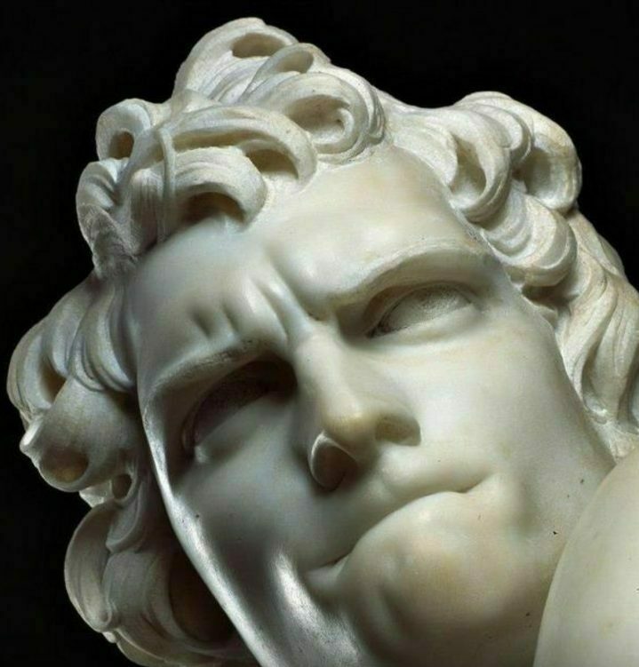 Лицо Давида скульптор изваял с самого себя. Так что это автопортрет Бернини с мраморе.