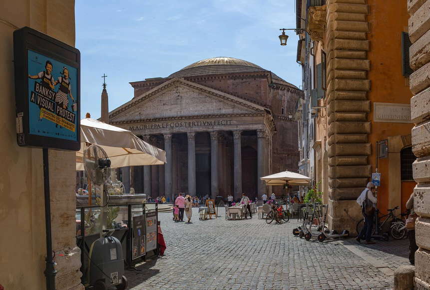 Античный храм всех Богов Пантеон, тепреь Церковь Девы Марии и всех мучеников в Риме. Фото Mike Kire.