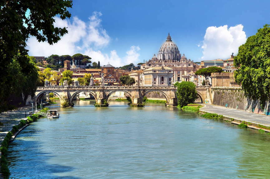 Вид реку Тибр и на купол Базилики Святого Петра в Риме. Фото Mike Kire.