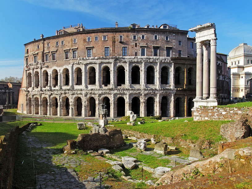 Античный греческий театр, построенный при Императоре Августе-Театро Марчелло в Риме. Рядом колонны от храма Марса Врачевателя. Виден купол римской Синагоги.