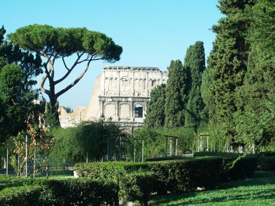 Городской парк на холме Опио в Риме.