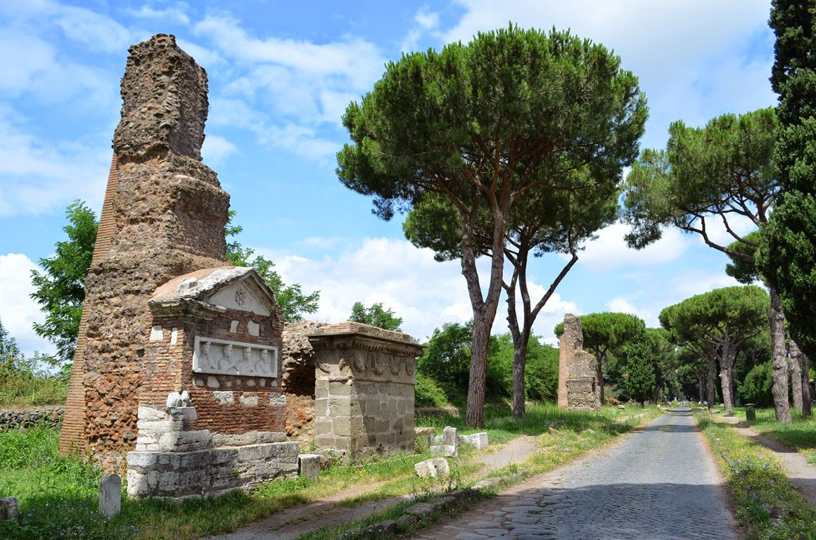 Развалины античных усыпальниц и гробниц на виа Аппиа в Риме.